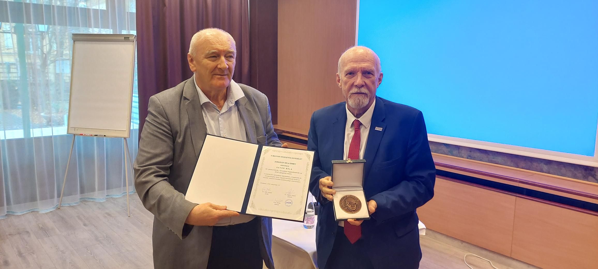 Gayer Béla kitüntetése az MHtE informális ülésén